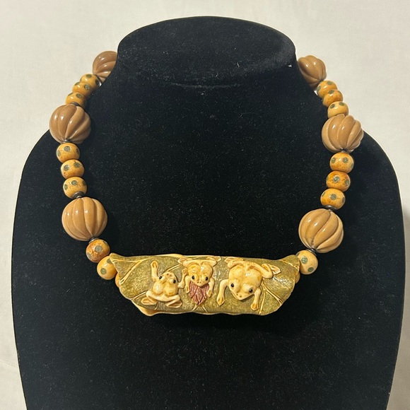 Vintage Japanese NETSUKE Frogs on Lily Pad Carved Bead Necklace auspicious read - Picture 1 of 6